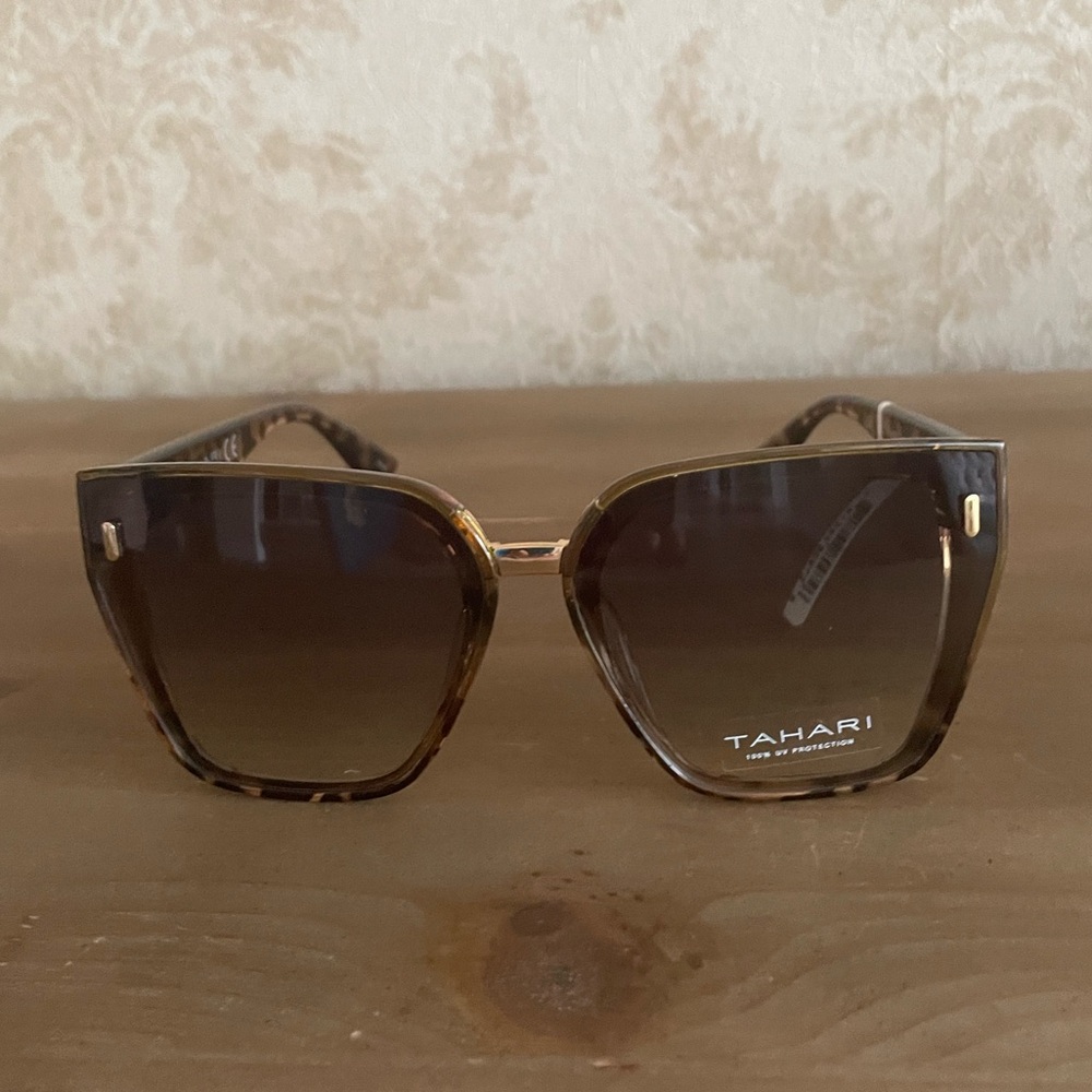 BNWT Tahari oversize sunglasses